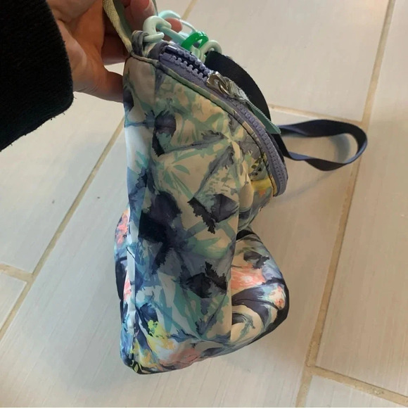 Lululemon Kids Ivivva Blue Abstract Insulated Lunch Kit - Picture 2 of 6